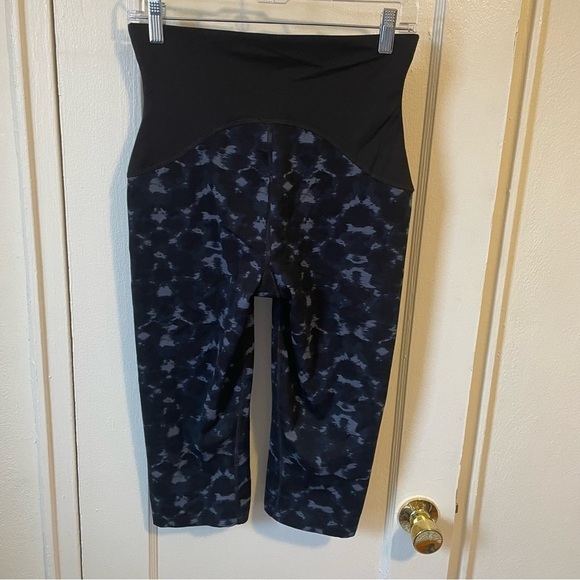 SPANX Black and Gray Knee Length Printed Leggings - Picture 2 of 4